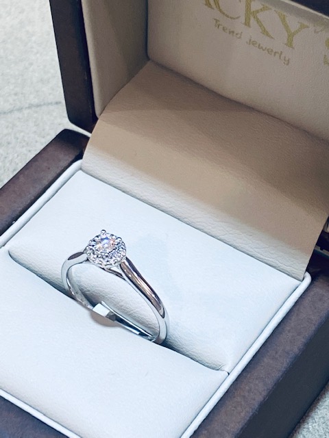 ANILLO COMPROMISO HALO ORO BLANCO 14K, DIAMANTE NATURAL DE .17 CT. CERTIFICADO (10% DESC. EN EFECTIVO O 3MSI TODAS LAS TARJETAS DIRECTO EN TIENDA) Precios sujetos a cambios sin previo aviso por aumento del metal - Imagen 3
