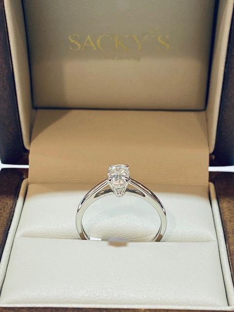 ANILLO COMPROMISO SOLITARIO ORO BLANCO 14K, DIAMANTE LAB GROWN OVAL DE .50 CT., COLOR D VVS2 CERTIFICADO IGI (10% DE DESC. EN EFECTIVO ó 3MSI TODAS LAS TARJETAS DIRECTO EN TIENDA) Precios sujetos a cambios sin previo aviso por aumento del metal - Imagen 3