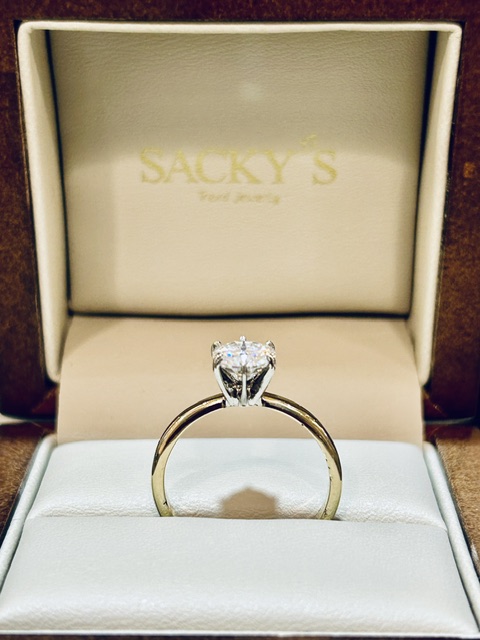 ANILLO COMPROMISO SOLITARIO MODELO DINASTY ORO AMARILLO 14K, MOISSANITA DE 1.0 CT., COLOR D VVS1 CERTIFICADO GRA (10% DE DESC. EN EFECTIVO ó 3MSI TODAS LAS TARJETAS DIRECTO EN TIENDA) Precios sujetos a cambios sin previo aviso por aumento del metal - Imagen 3